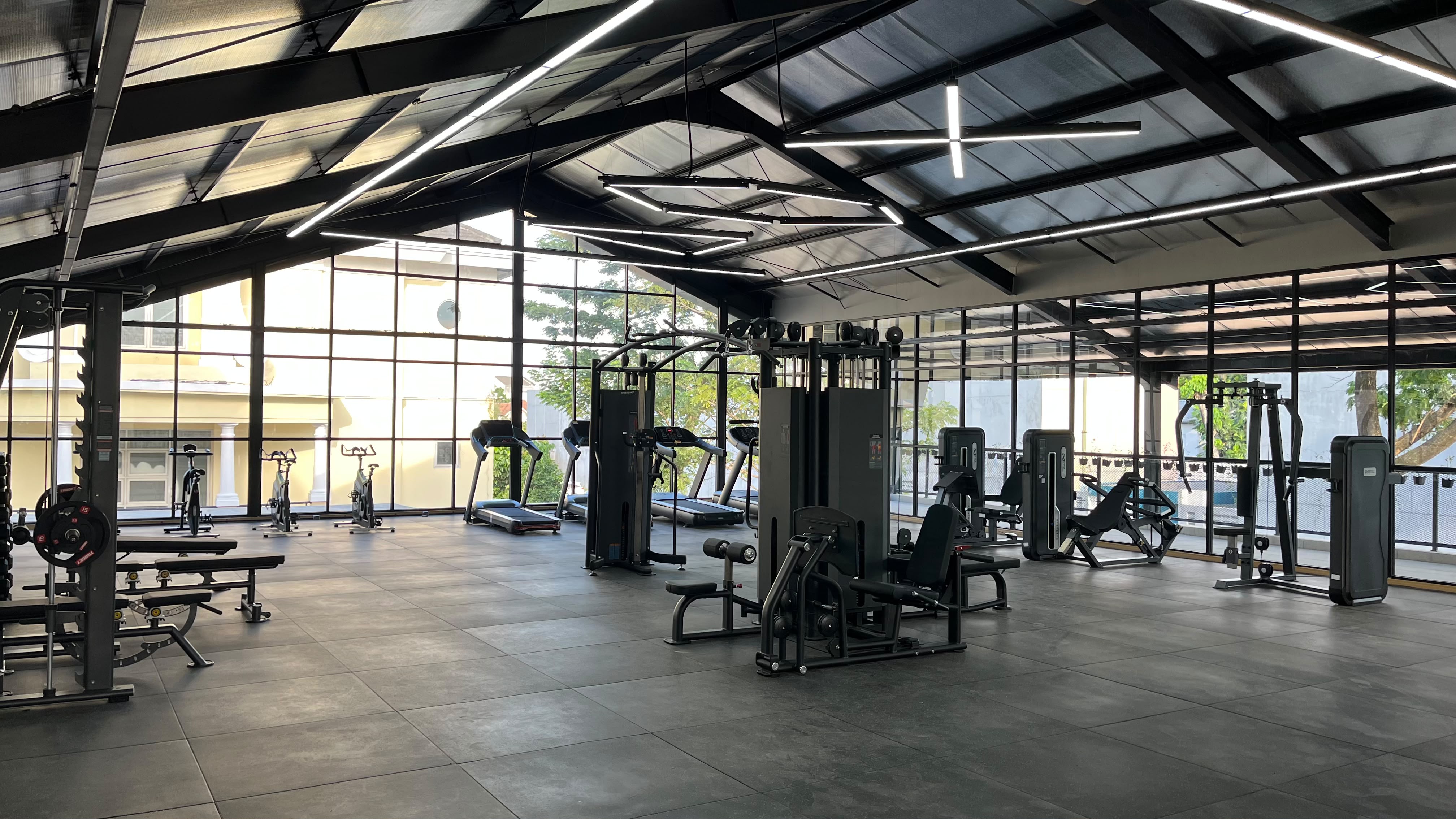 Interior area utama Stema Gym dengan peralatan lengkap