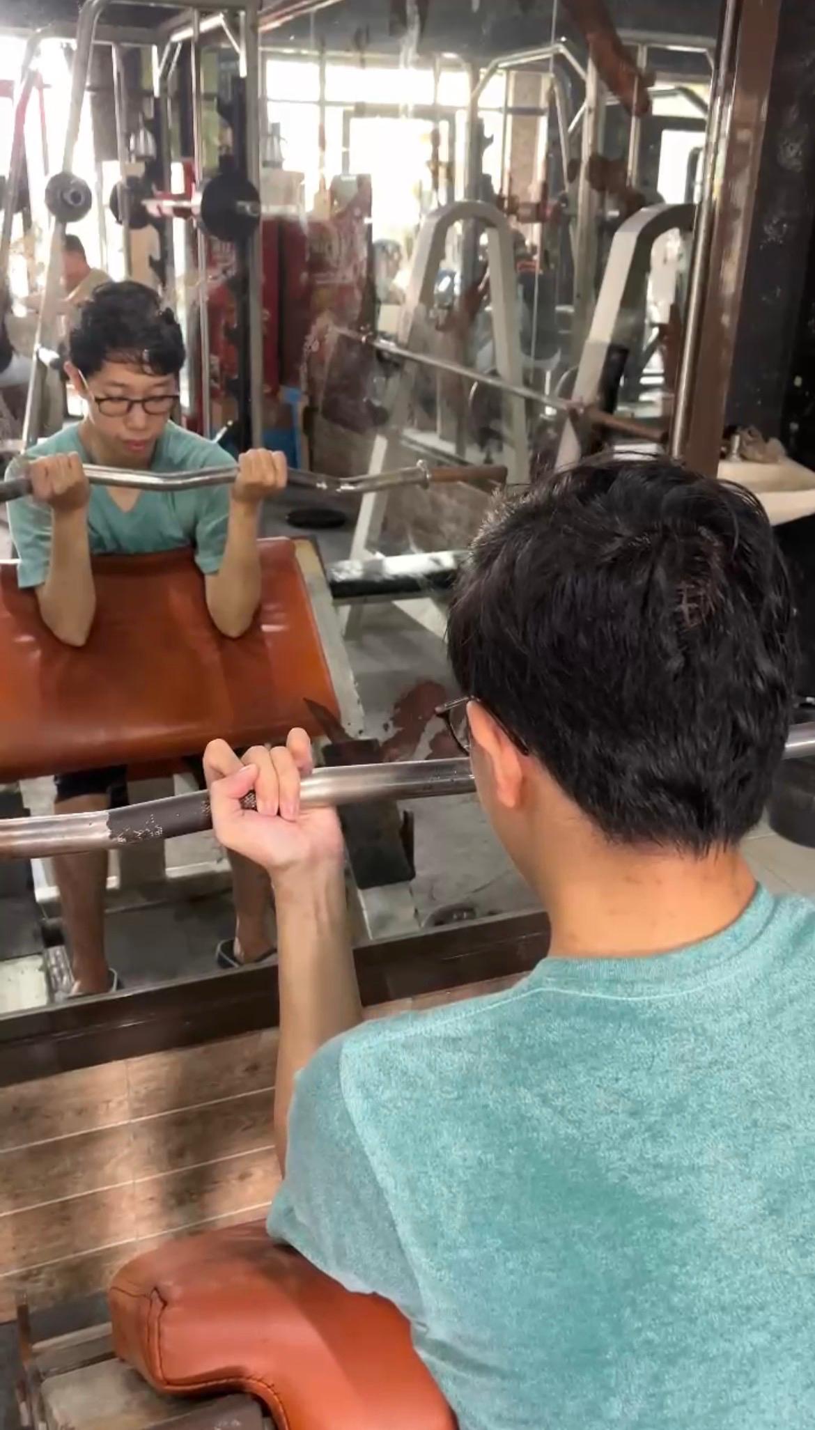 Andrian sedang melakukan Preacher Curl